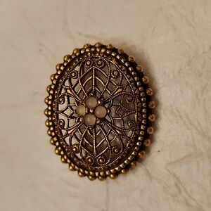 Brooch with 4 white middle beads